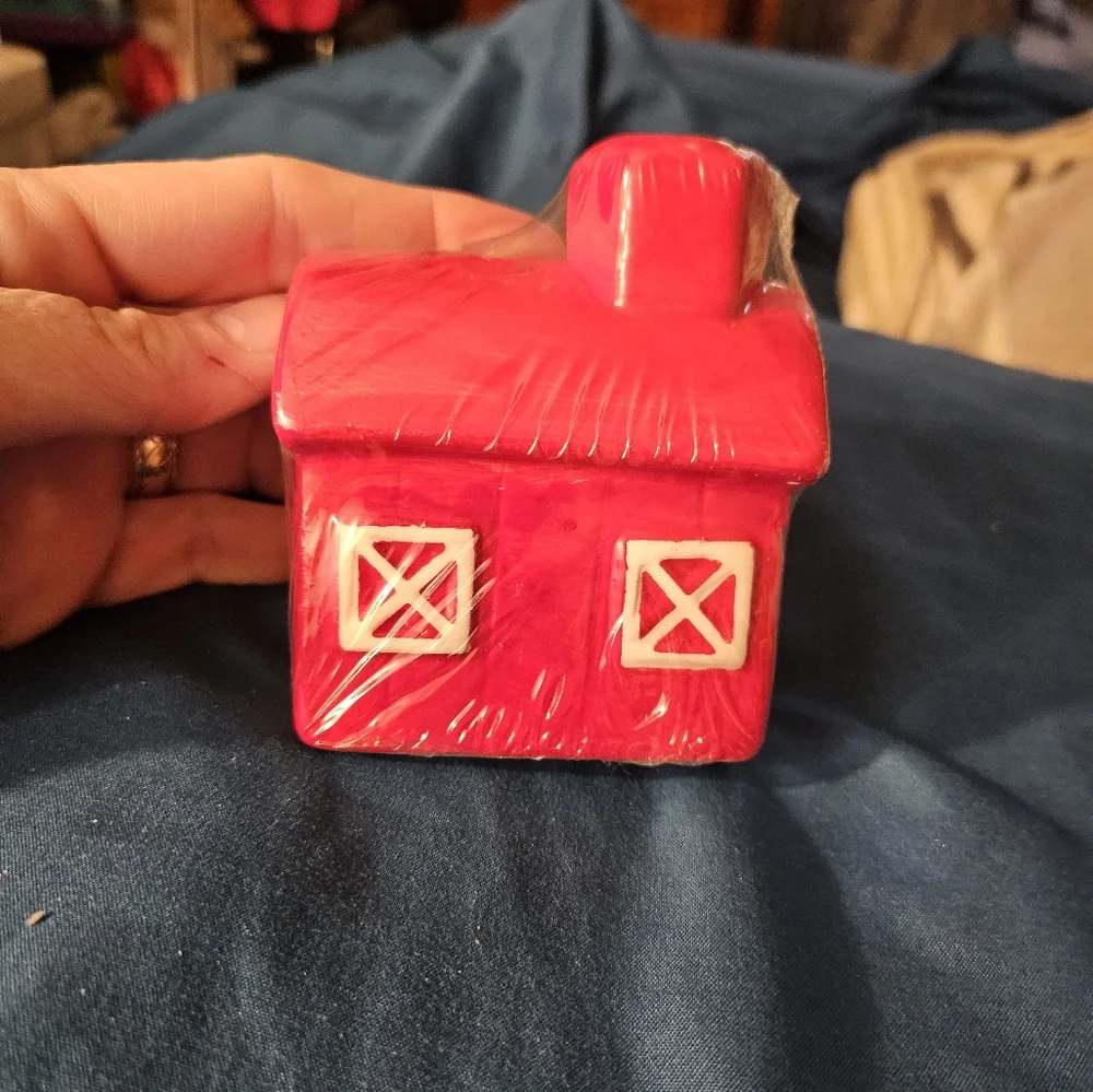 NEW Toothpick Holder Red Barn‎ Ceramic